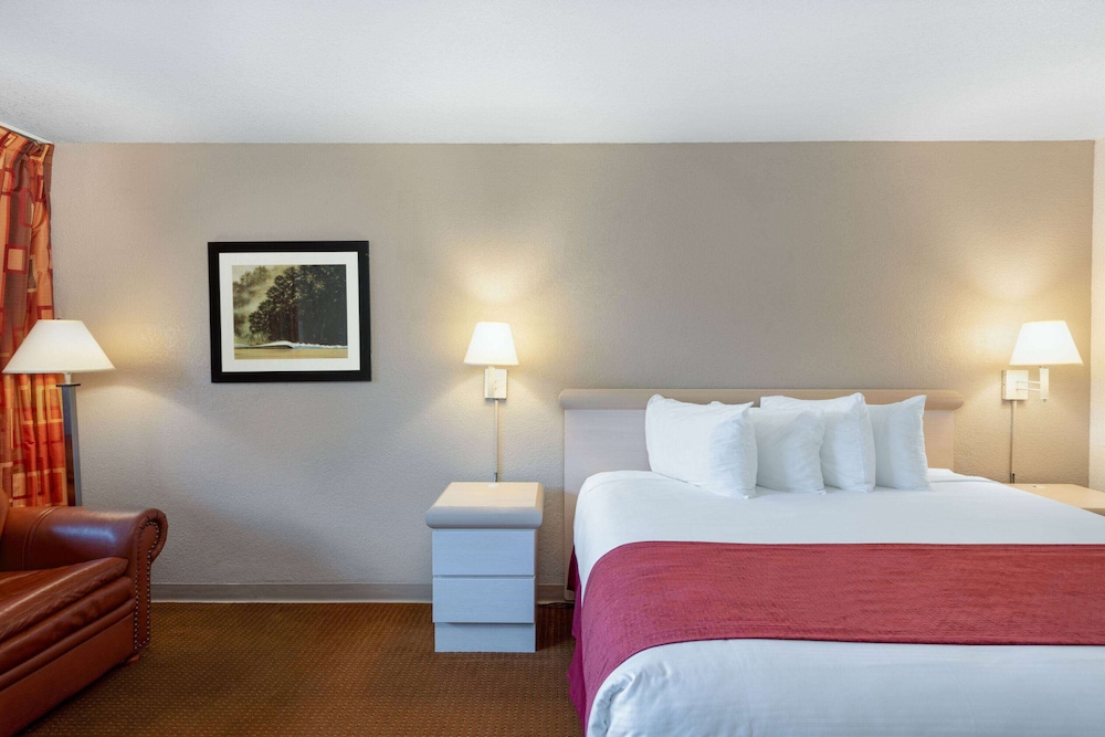 Ramada by Wyndham Kissimmee Gateway — Hotel rooms in Kissimmee, Florida