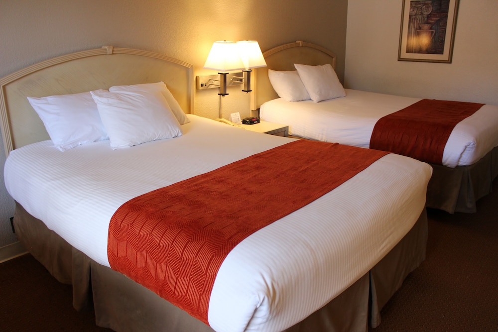 Ramada by Wyndham Kissimmee Gateway — Hotel rooms in Kissimmee, Florida