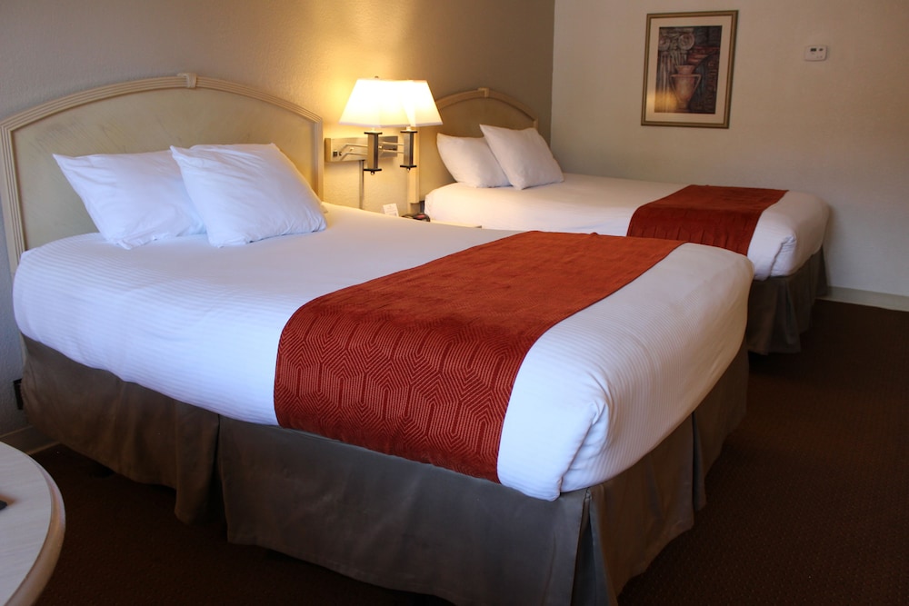Ramada by Wyndham Kissimmee Gateway — Hotel rooms in Kissimmee, Florida