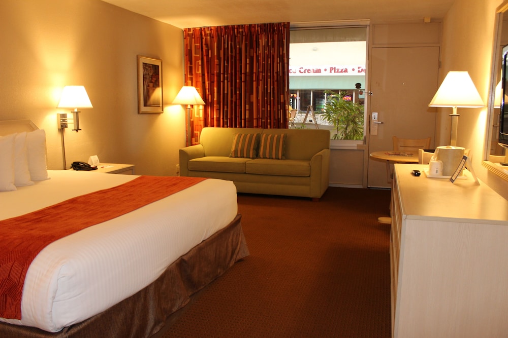 Ramada by Wyndham Kissimmee Gateway — Hotel rooms in Kissimmee, Florida