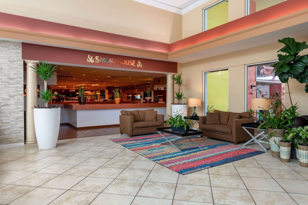 Ramada by Wyndham Kissimmee Gateway — Restaurant & bars in Kissimmee, Florida
