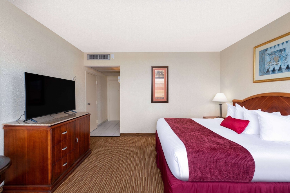 Ramada by Wyndham Kissimmee Gateway — Hotel rooms in Kissimmee, Florida