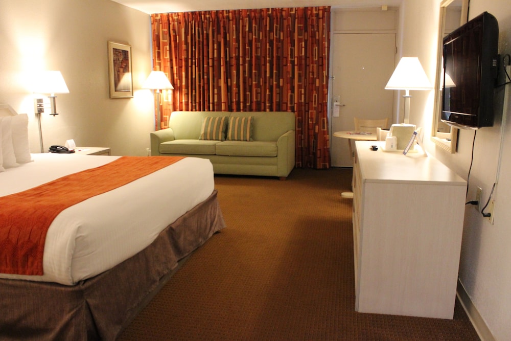 Ramada by Wyndham Kissimmee Gateway — Hotel rooms in Kissimmee, Florida