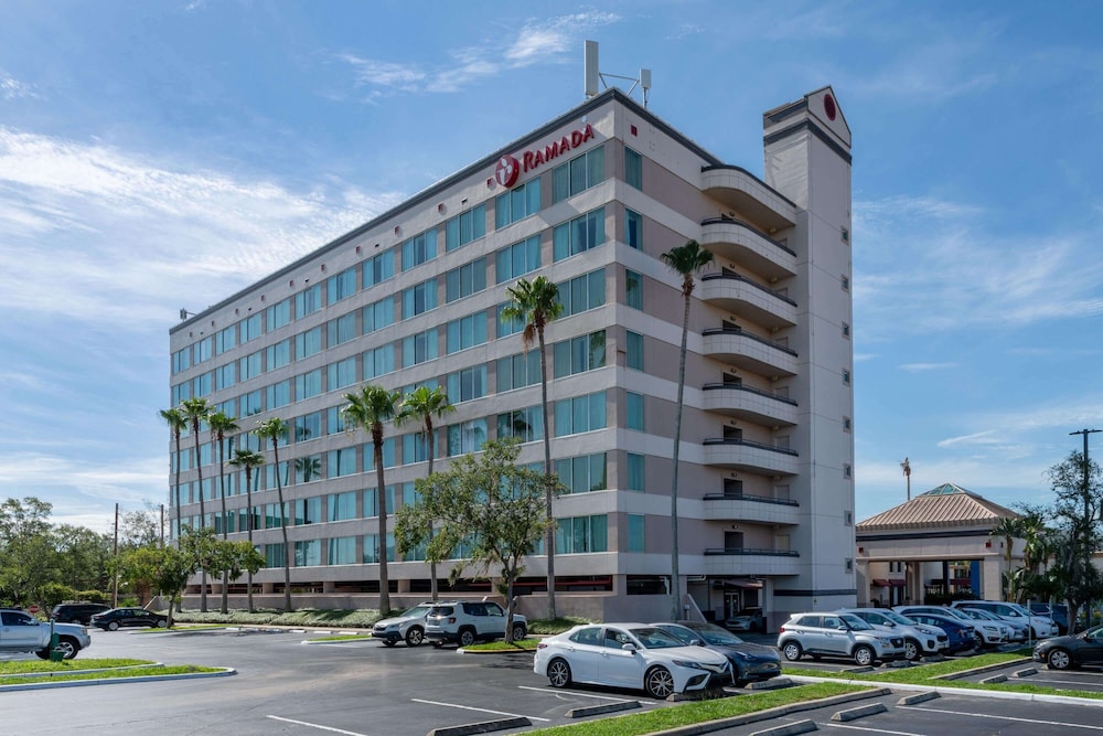 Ramada by Wyndham Kissimmee Gateway — Hotel building in Kissimmee, Florida