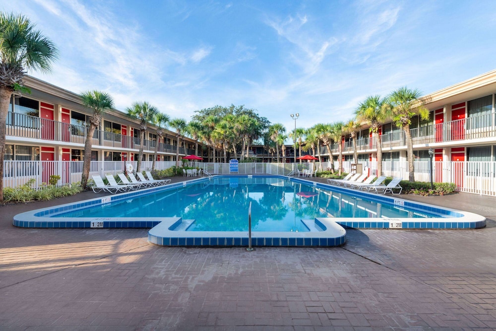 Ramada by Wyndham Kissimmee Gateway — Swimming pool in Kissimmee, Florida