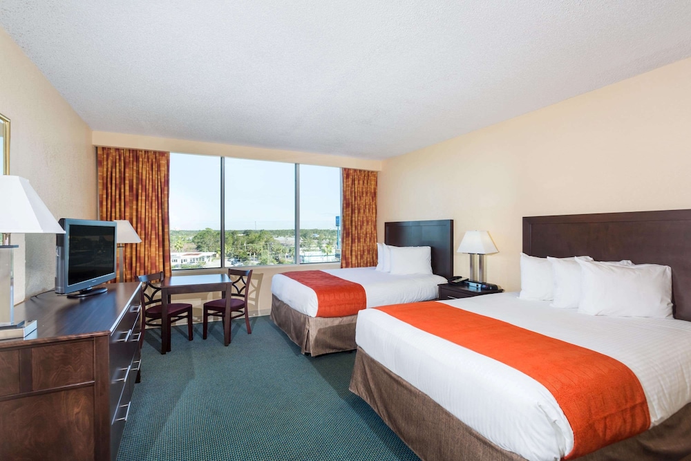 Ramada by Wyndham Kissimmee Gateway — Hotel rooms in Kissimmee, Florida