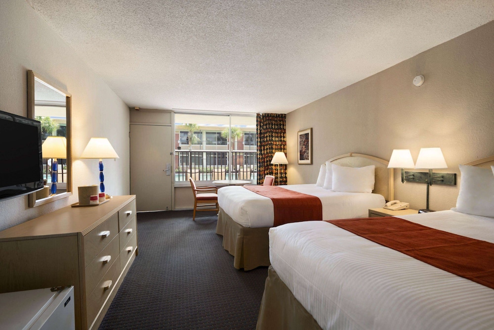 Ramada by Wyndham Kissimmee Gateway — Hotel rooms in Kissimmee, Florida