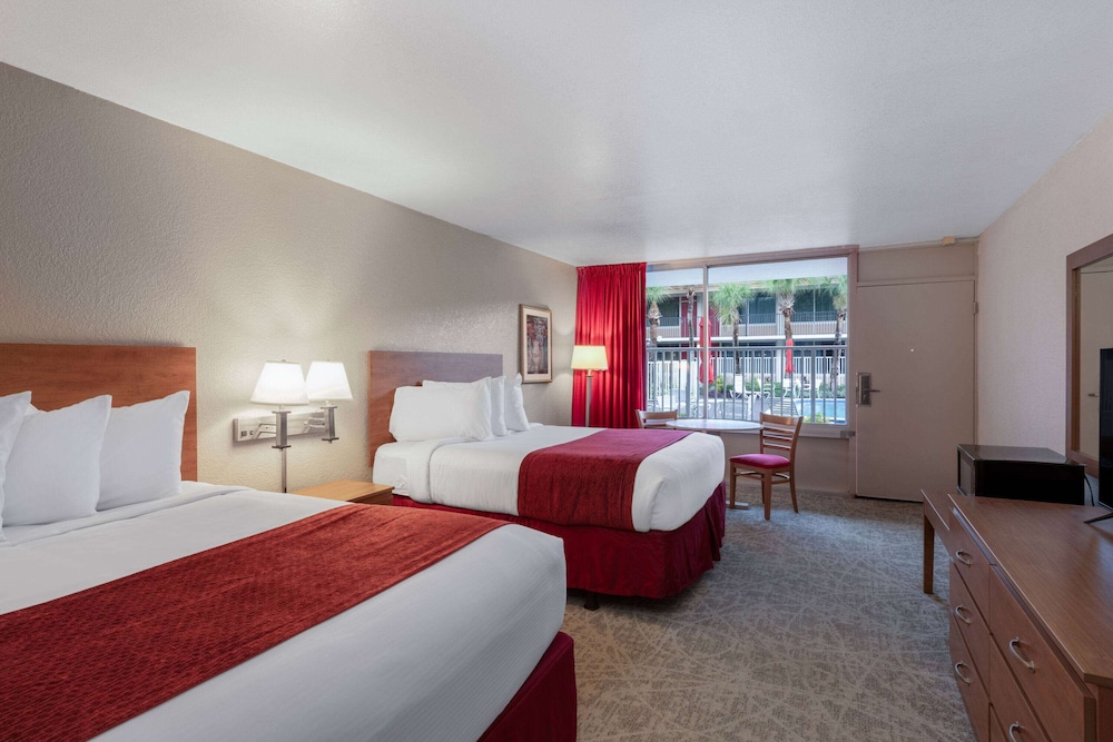 Ramada by Wyndham Kissimmee Gateway — Hotel rooms in Kissimmee, Florida