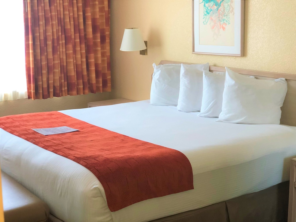 Ramada by Wyndham Kissimmee Gateway — Hotel rooms in Kissimmee, Florida