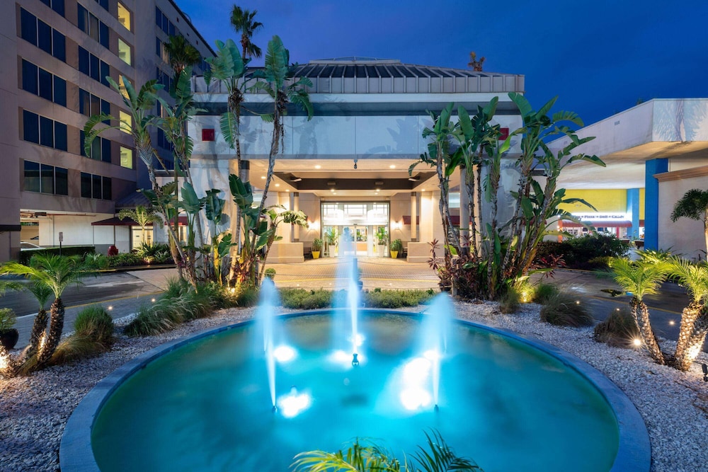 Ramada by Wyndham Kissimmee Gateway — Hotel building in Kissimmee, Florida