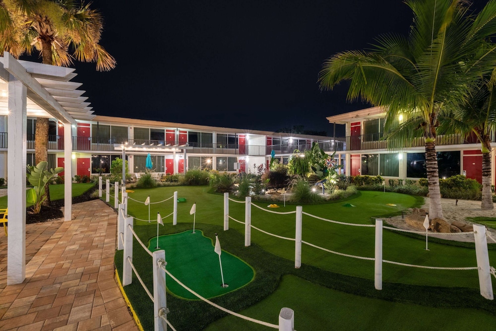 Ramada by Wyndham Kissimmee Gateway — Hotel building in Kissimmee, Florida