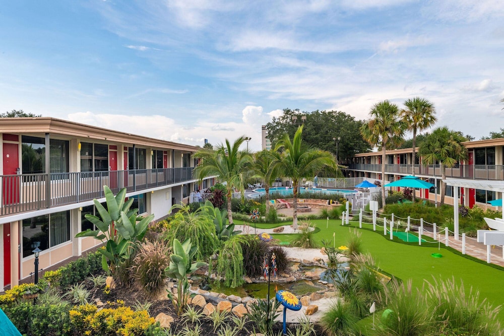 Ramada by Wyndham Kissimmee Gateway — Hotel building in Kissimmee, Florida