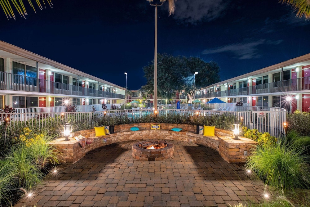 Ramada by Wyndham Kissimmee Gateway — Hotel building in Kissimmee, Florida