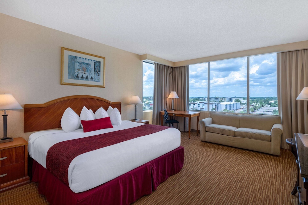 Ramada by Wyndham Kissimmee Gateway — Hotel rooms in Kissimmee, Florida