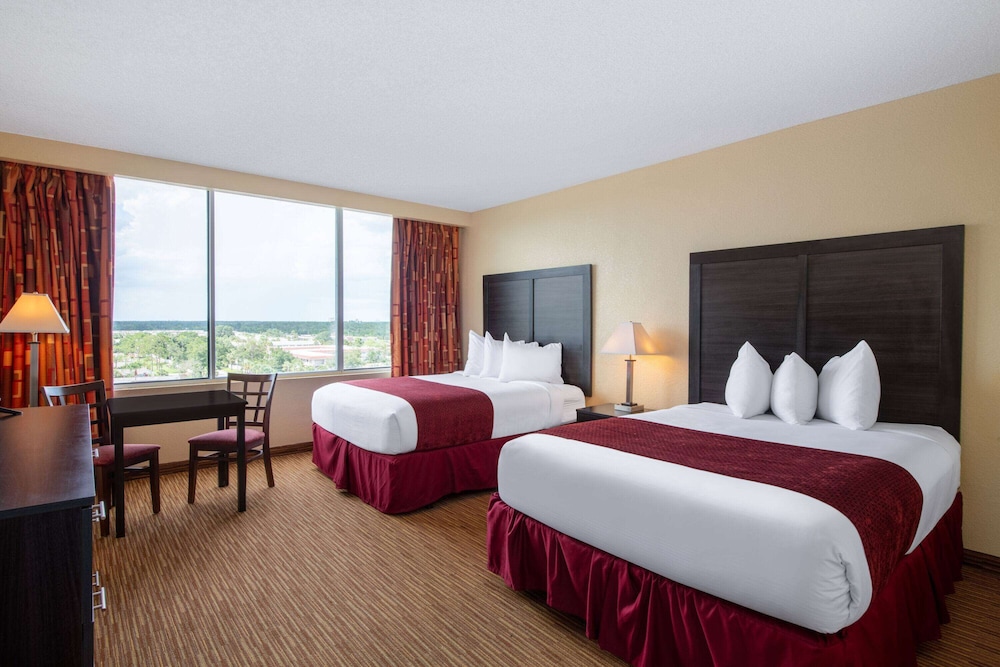 Ramada by Wyndham Kissimmee Gateway — Hotel rooms in Kissimmee, Florida