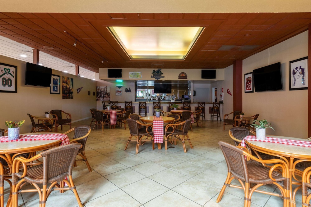 Ramada by Wyndham Kissimmee Gateway — Restaurant & bars in Kissimmee, Florida