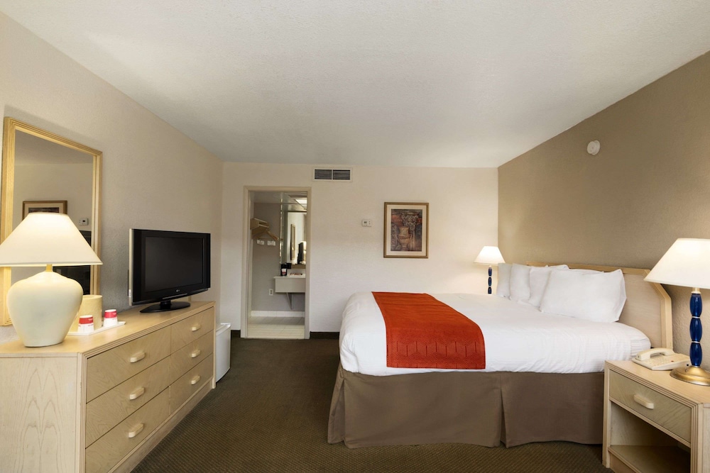 Ramada by Wyndham Kissimmee Gateway — Hotel rooms in Kissimmee, Florida