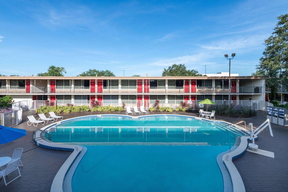 Ramada by Wyndham Kissimmee Gateway — Swimming pool in Kissimmee, Florida