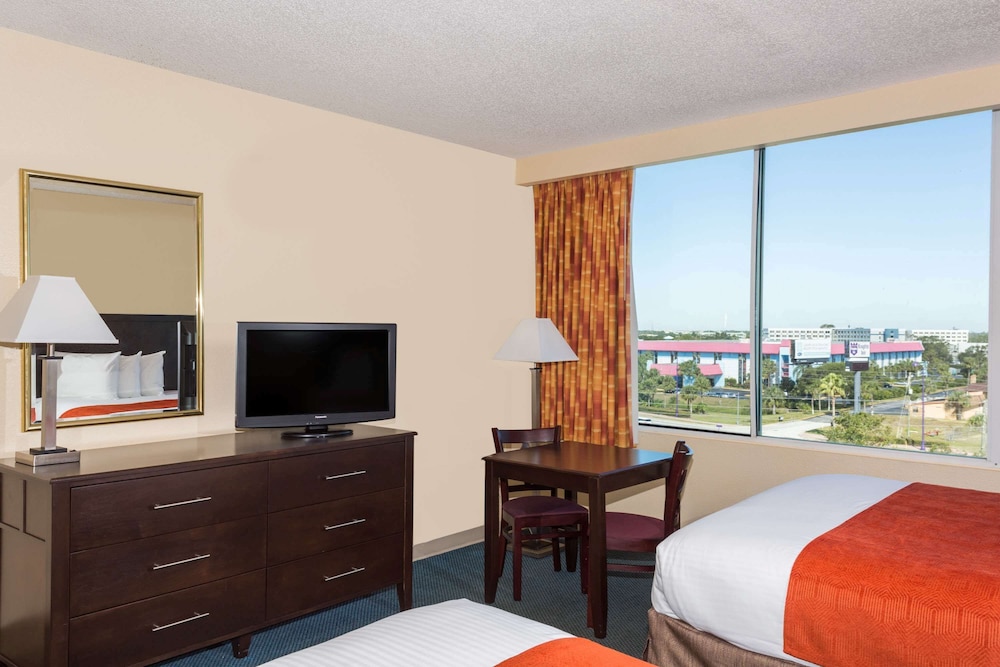 Ramada by Wyndham Kissimmee Gateway — Hotel rooms in Kissimmee, Florida