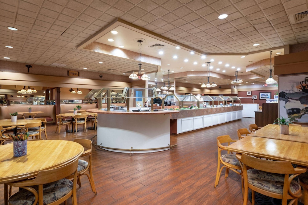 Ramada by Wyndham Kissimmee Gateway — Restaurant & bars in Kissimmee, Florida