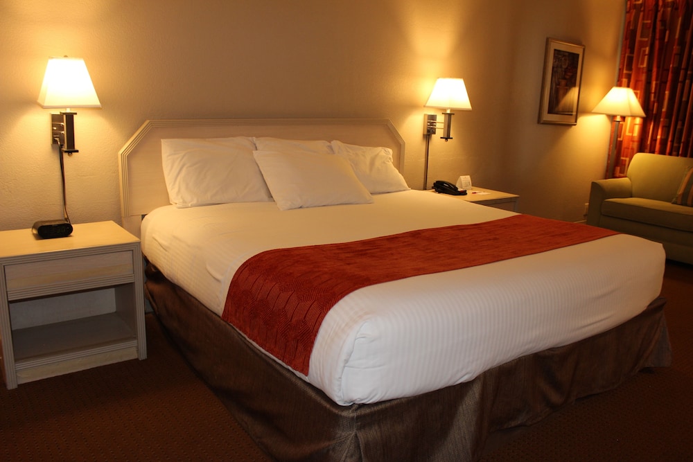 Ramada by Wyndham Kissimmee Gateway — Hotel rooms in Kissimmee, Florida