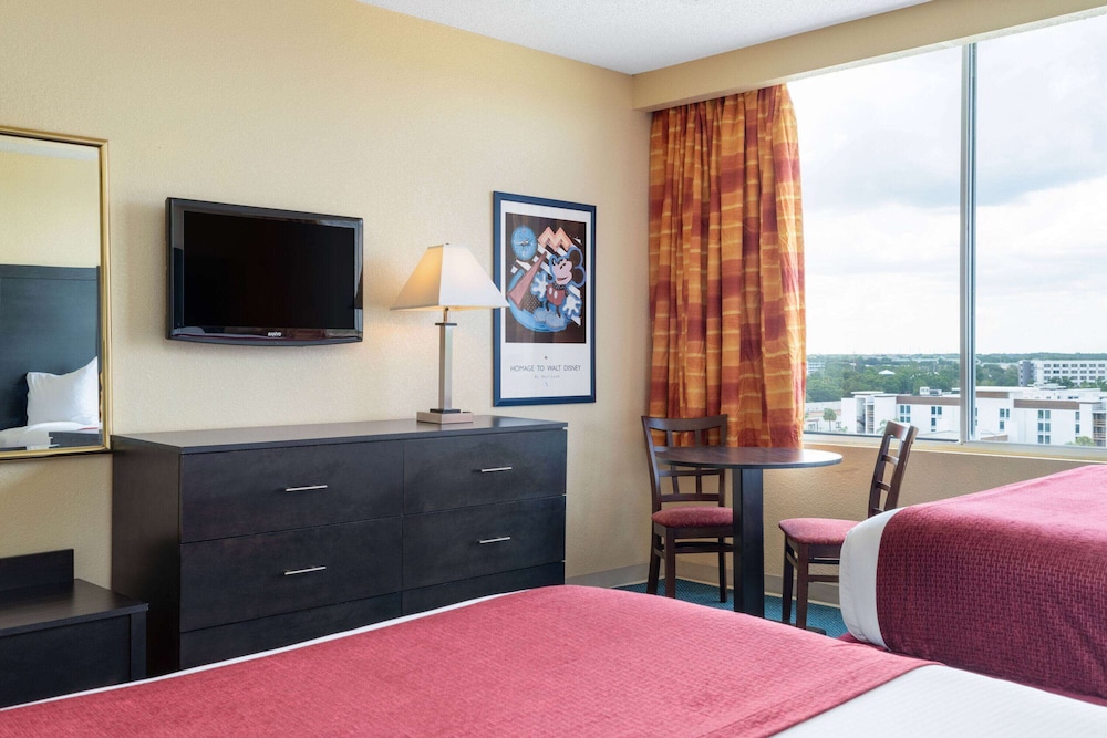 Ramada by Wyndham Kissimmee Gateway — Hotel rooms in Kissimmee, Florida
