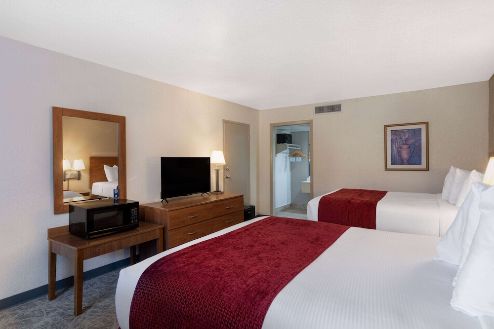 Ramada by Wyndham Kissimmee Gateway — Hotel rooms in Kissimmee, Florida