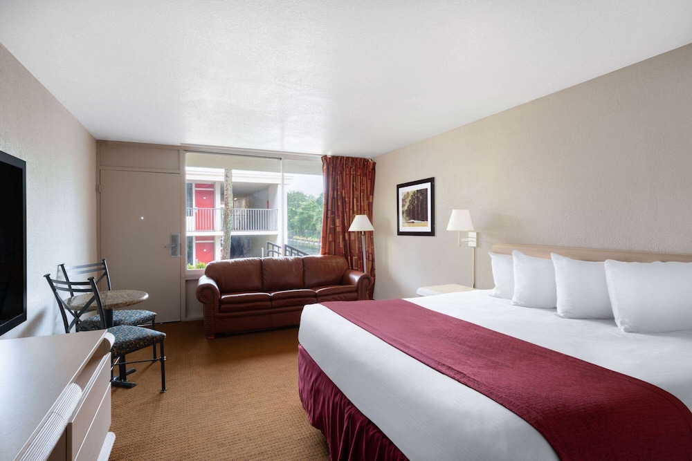 Ramada by Wyndham Kissimmee Gateway — Hotel rooms in Kissimmee, Florida