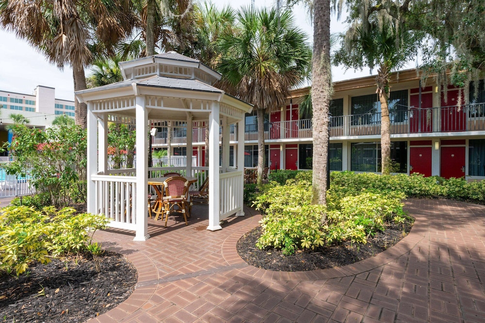 Ramada by Wyndham Kissimmee Gateway — Hotel building in Kissimmee, Florida