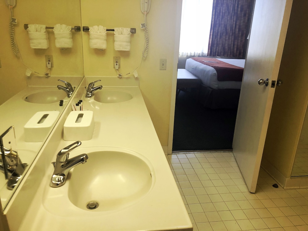 Ramada by Wyndham Kissimmee Gateway — Hotel rooms in Kissimmee, Florida