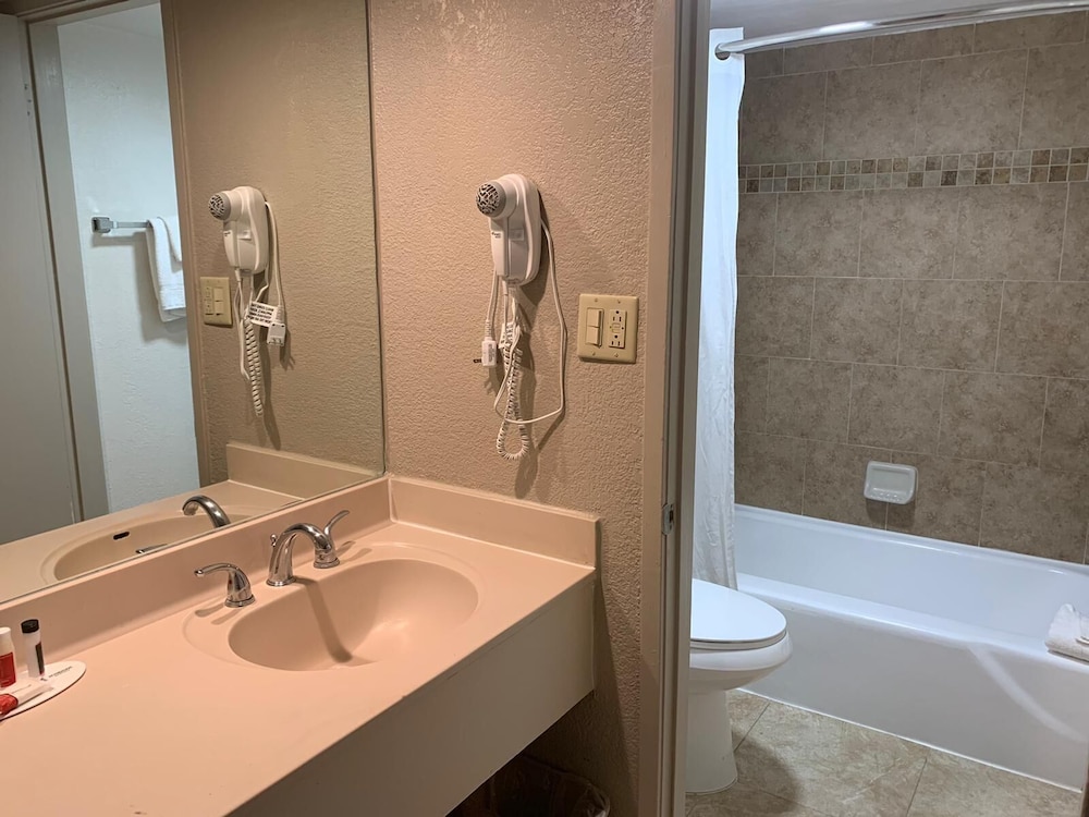 Ramada by Wyndham Kissimmee Gateway — Hotel rooms in Kissimmee, Florida