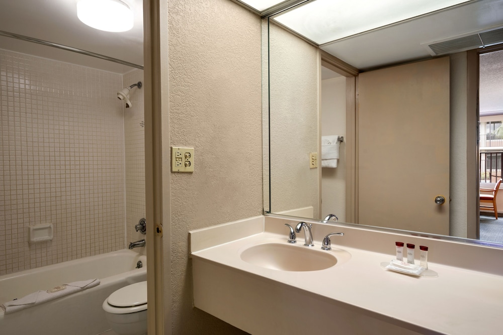Ramada by Wyndham Kissimmee Gateway — Hotel rooms in Kissimmee, Florida