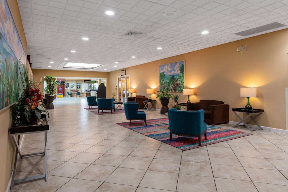 Ramada by Wyndham Kissimmee Gateway — Hotel building in Kissimmee, Florida