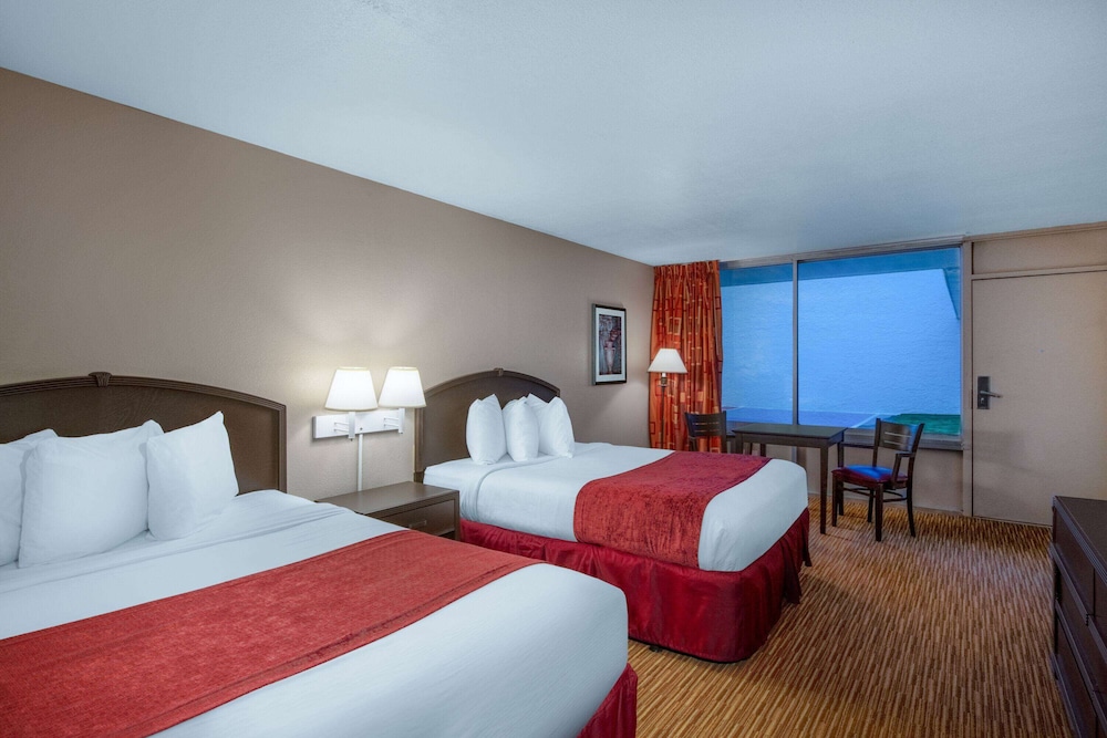 Ramada by Wyndham Kissimmee Gateway — Hotel rooms in Kissimmee, Florida