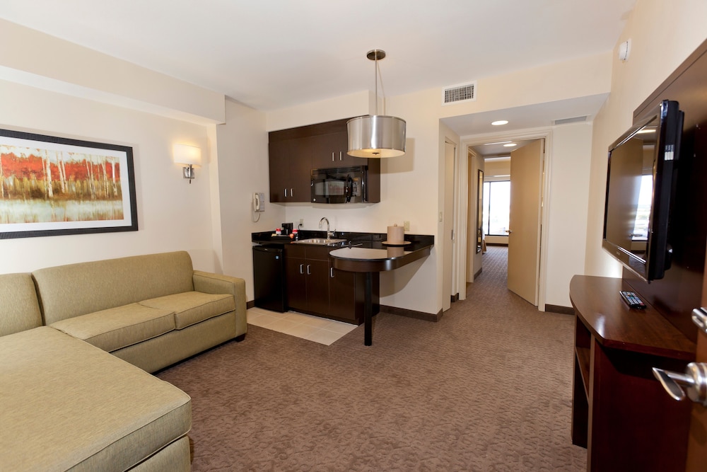 Ramada Plaza Resort & Suites by Wyndham Orlando Intl Drive — Hotel rooms in Orlando, Florida