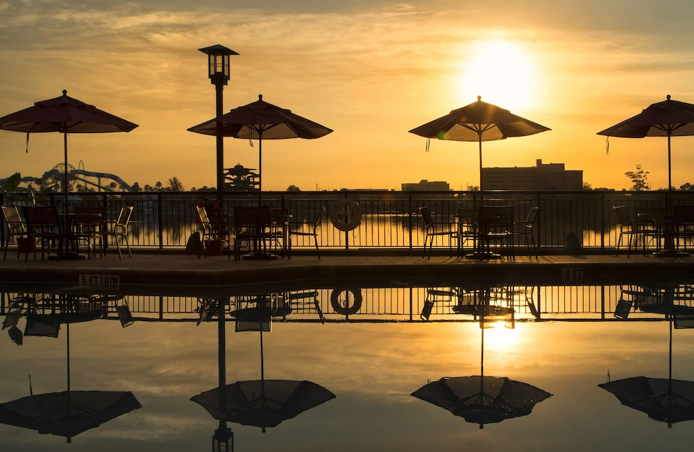 Ramada Plaza Resort & Suites by Wyndham Orlando Intl Drive — Swimming pool in Orlando, Florida