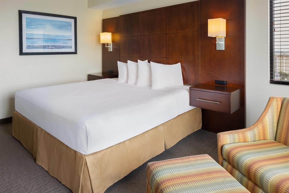 Ramada Plaza Resort & Suites by Wyndham Orlando Intl Drive — Hotel rooms in Orlando, Florida