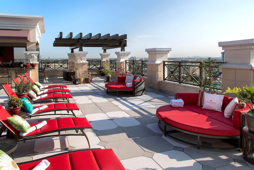 Ramada Plaza Resort & Suites by Wyndham Orlando Intl Drive — Hotel building in Orlando, Florida