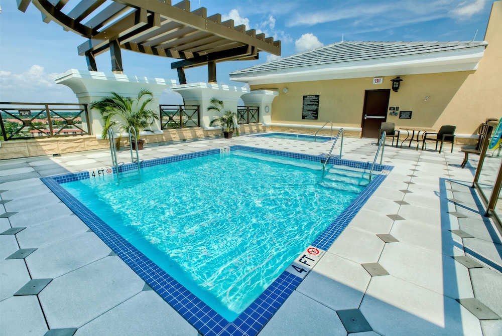 Ramada Plaza Resort & Suites by Wyndham Orlando Intl Drive — Swimming pool in Orlando, Florida
