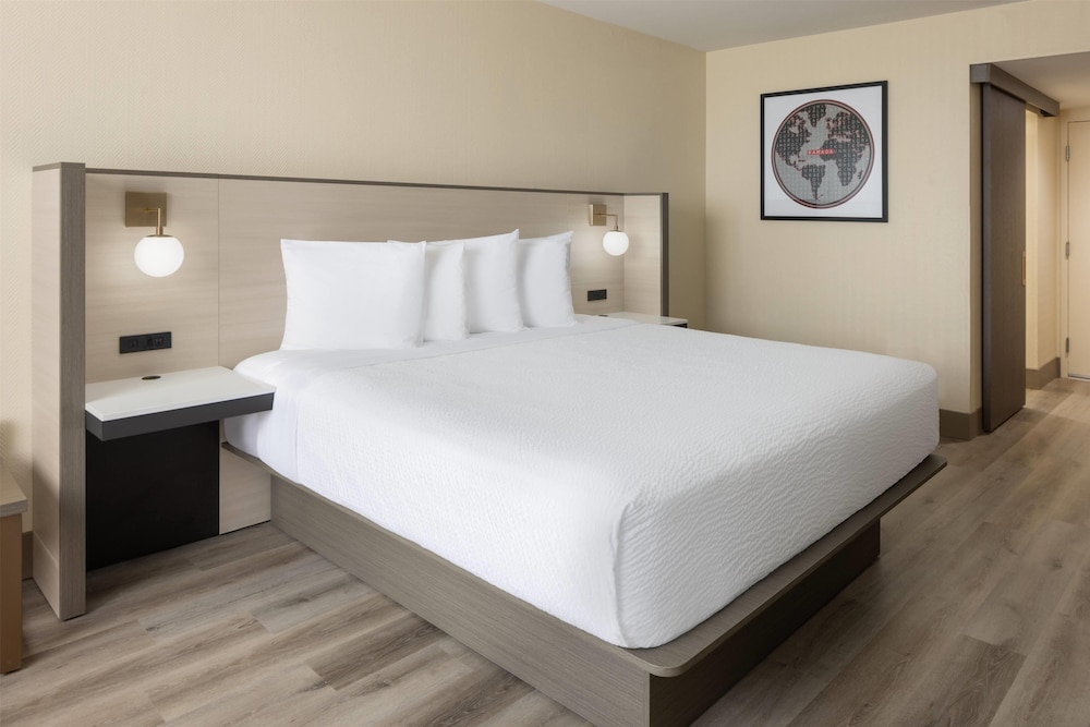 Ramada Plaza Resort & Suites by Wyndham Orlando Intl Drive — Hotel rooms in Orlando, Florida