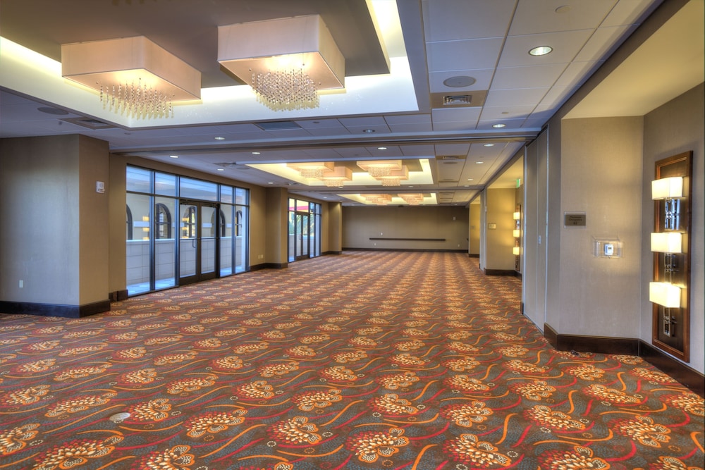 Ramada Plaza Resort & Suites by Wyndham Orlando Intl Drive — Hotel building in Orlando, Florida