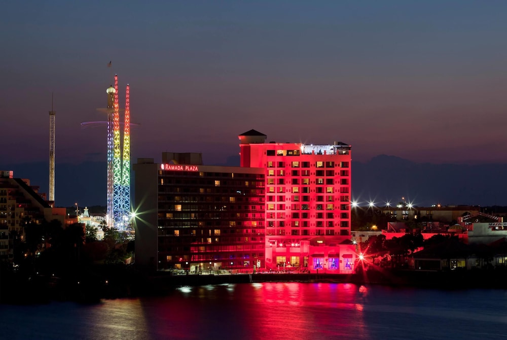 Ramada Plaza Resort & Suites by Wyndham Orlando Intl Drive — Hotel building in Orlando, Florida