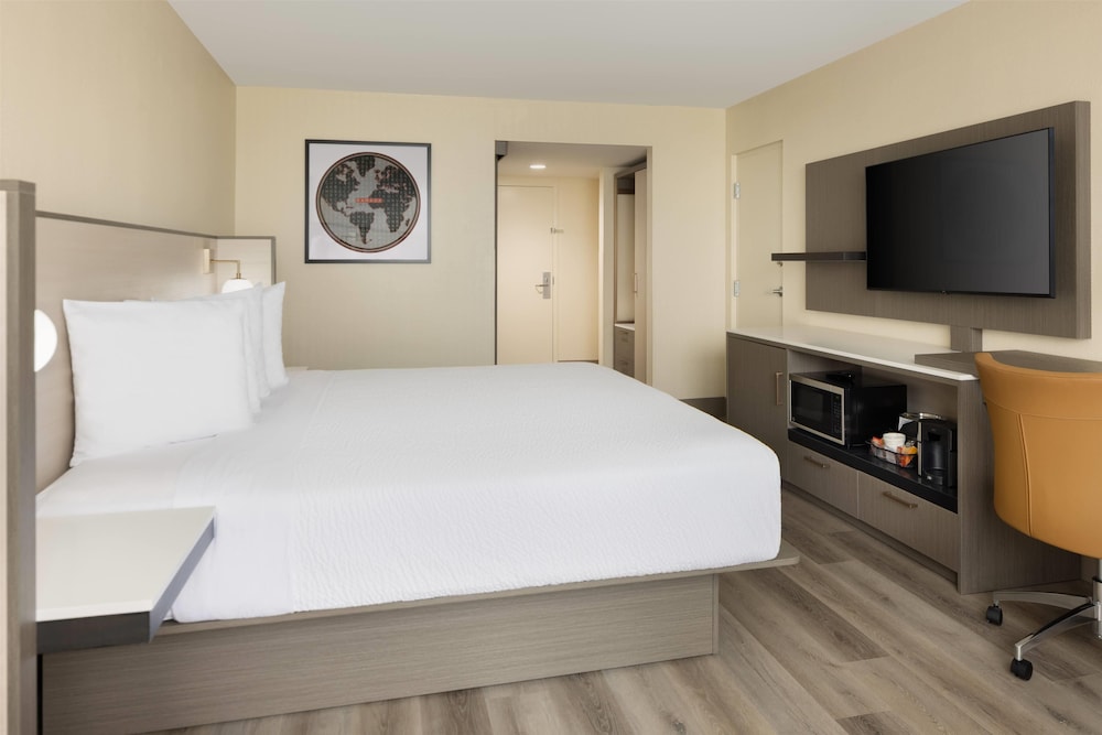 Ramada Plaza Resort & Suites by Wyndham Orlando Intl Drive — Hotel rooms in Orlando, Florida