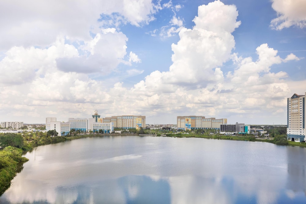 Ramada Plaza Resort & Suites by Wyndham Orlando Intl Drive — Hotel building in Orlando, Florida
