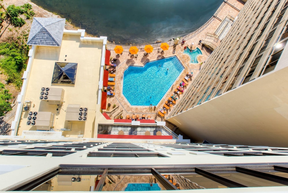Ramada Plaza Resort & Suites by Wyndham Orlando Intl Drive — Swimming pool in Orlando, Florida