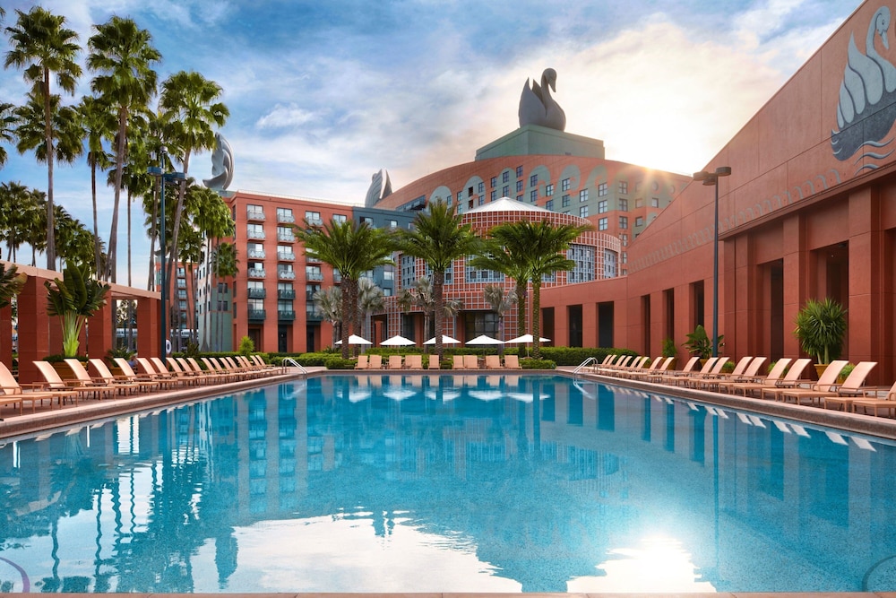 Walt Disney World Dolphin — Swimming pool in Walt Disney World Resort, Florida