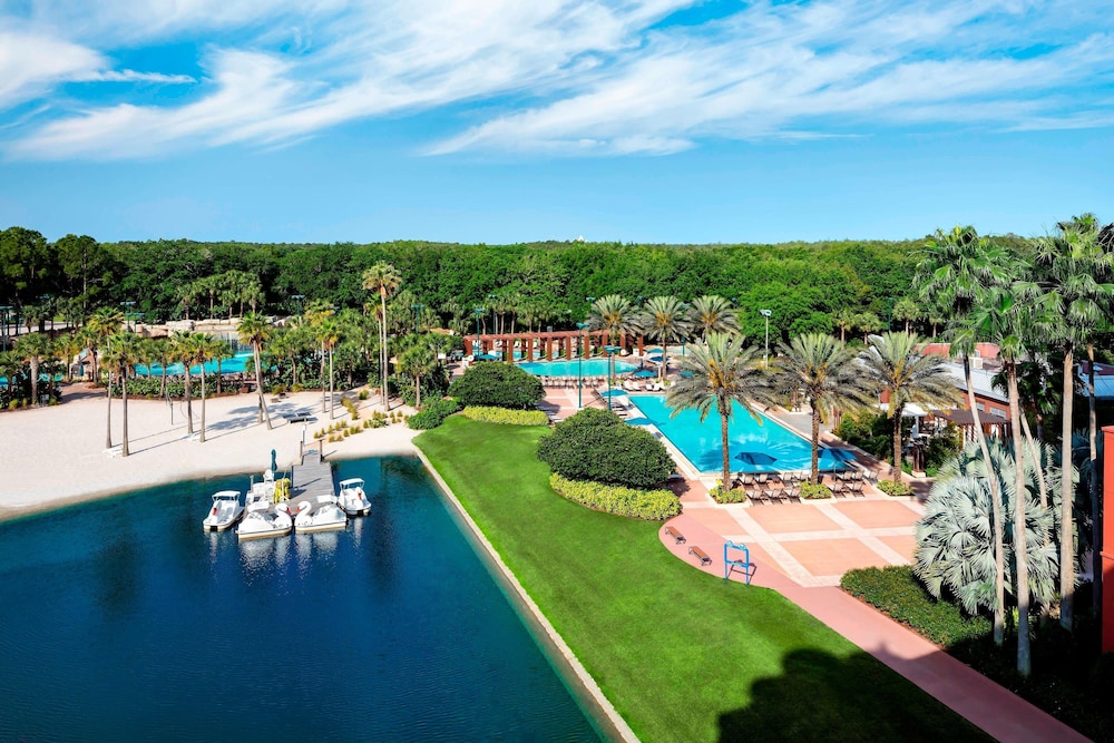 Walt Disney World Dolphin — Swimming pool in Walt Disney World Resort, Florida