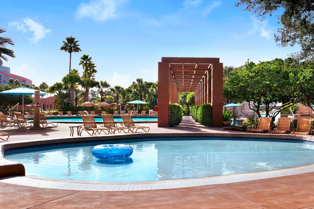 Walt Disney World Dolphin — Swimming pool in Walt Disney World Resort, Florida