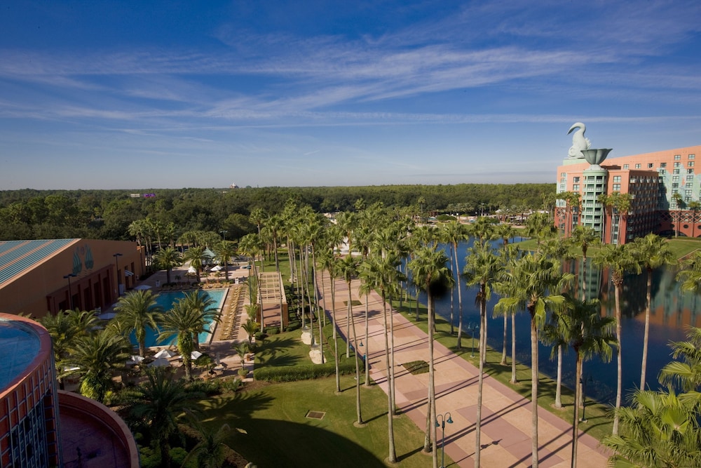 Walt Disney World Swan — Swimming pool in Walt Disney World Resort, Florida