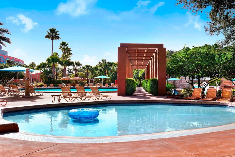 Walt Disney World Swan — Swimming pool in Walt Disney World Resort, Florida